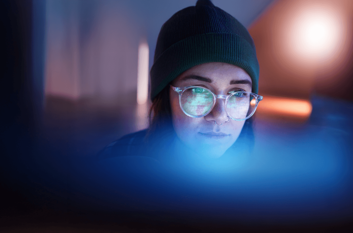 Étudiante en cybersécurité analysant du code à l'écran